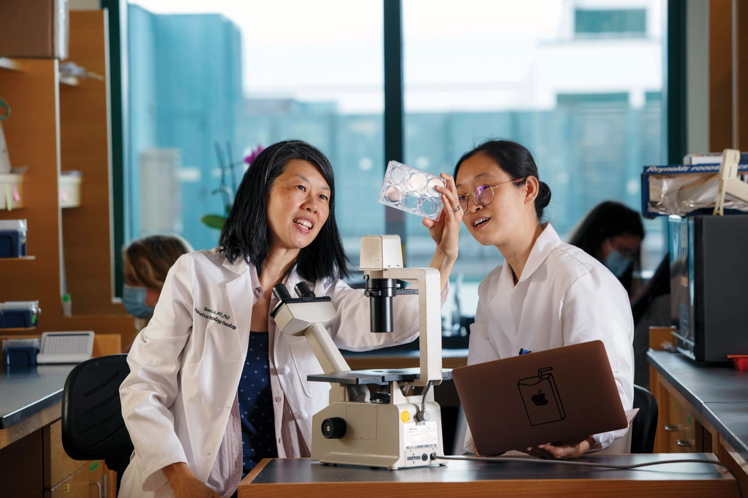 From left to right: Bonnie Lau, MD, PhD, in her lab with research technician Tingting Huang, MS